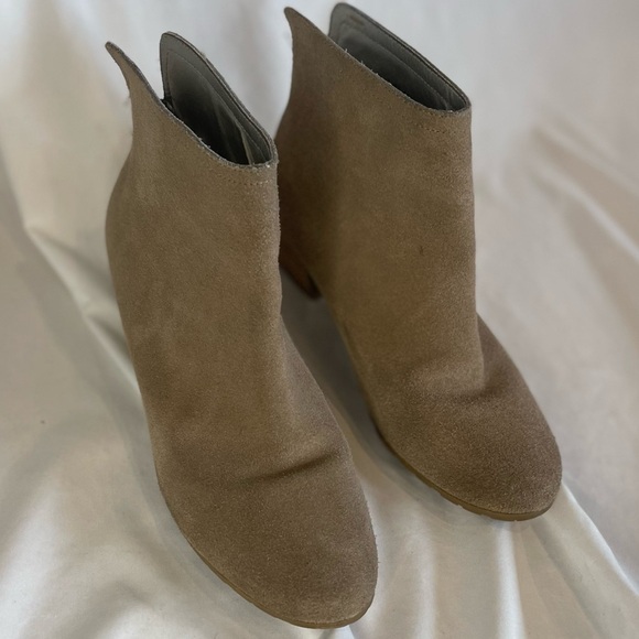 Kenneth Cole Reaction Beige/Tan suede Pilage ankle Booties heel Tassel Zip Sz 7 - Picture 4 of 13